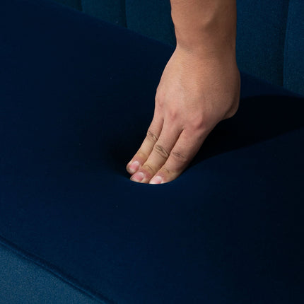 Dvivietė sofa, mėlyna, medinės kojelės, 117 x 56,5 x 77 cm