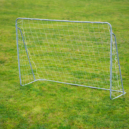 2 viename futbolo vartai su tinklu ir taikinio skydeliu