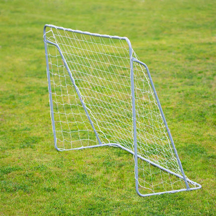2 viename futbolo vartai su tinklu ir taikinio skydeliu