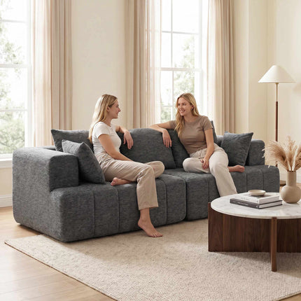 Trivietė pilka šenilinė sofa su debesimis ir pagalvėlėmis