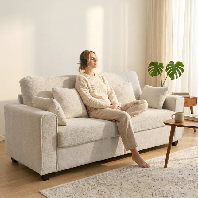 Smėlio spalvos trivietė sofa su aksominiu audiniu ir gilia sėdyne