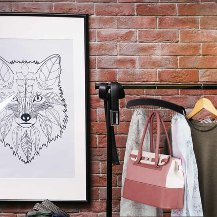 Juodas medinis diržo laikiklis