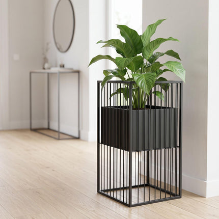 Juodas geležinis augalų stovas, 61 cm – modernus grotelių dizainas