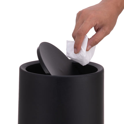 Juoda plastikinė vonios kambario šiukšliadėžė su atlenkiamu dangčiu, 6 l talpos