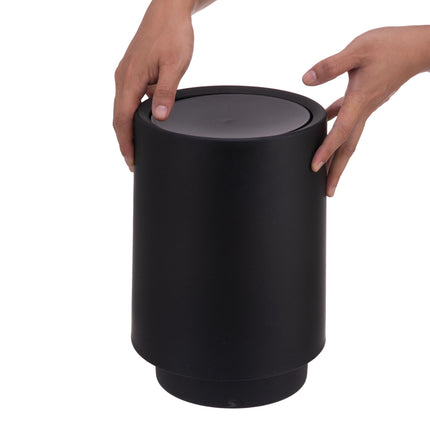 Juoda plastikinė vonios kambario šiukšliadėžė su atlenkiamu dangčiu, 6 l talpos