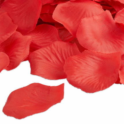 Konfeti patranka raudonų rožių žiedlapiai