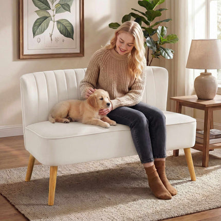 Kreminės baltos spalvos dvivietė sofa, patvarus audinys, medinės kojelės