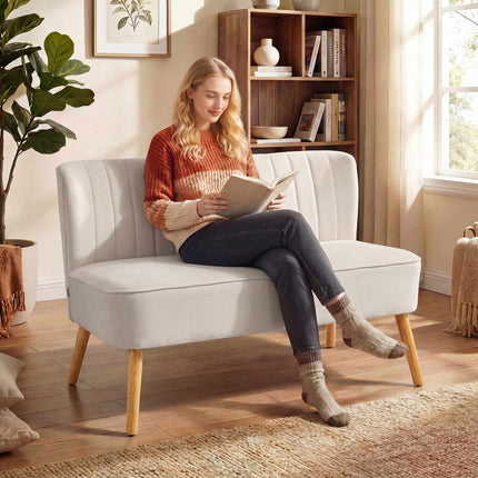 Kreminės baltos spalvos dvivietė sofa, patvarus audinys, medinės kojelės