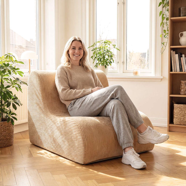 Išlenkta sofa su grindimis, skalbiamas skalbimo mašinoje užvalkalas, smėlio spalvos
