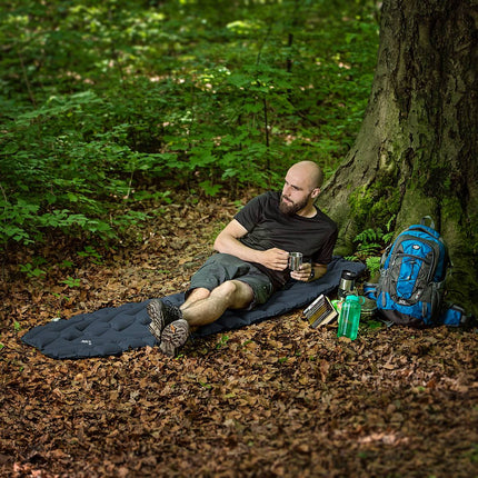 Tamsiai pilkas turistinis kilimėlis, lengvas, nešiojamas