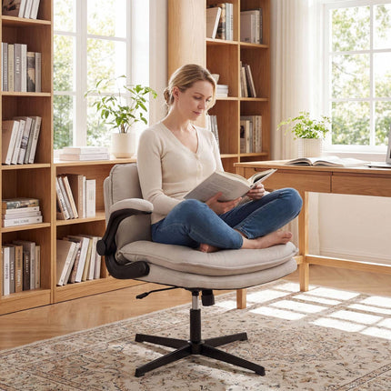Ergonomiška smėlio spalvos biuro kėdė su atlenkiamais porankiais ir pasukama mechanizmu