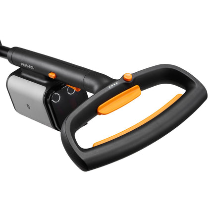 Fiskars elektrinis sniego kastuvas, 30 cm, su 2 x 12 V baterijomis, bešepetis