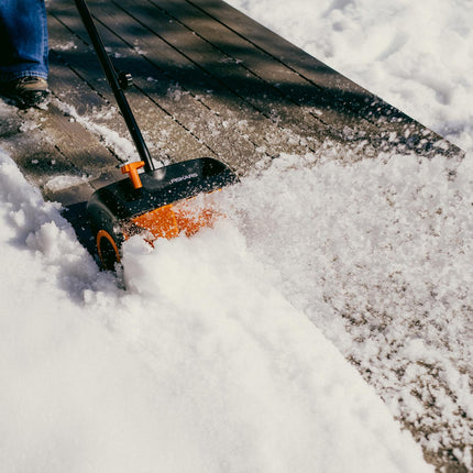 Fiskars elektrinis sniego kastuvas, 30 cm, su 2 x 12 V baterijomis, bešepetis