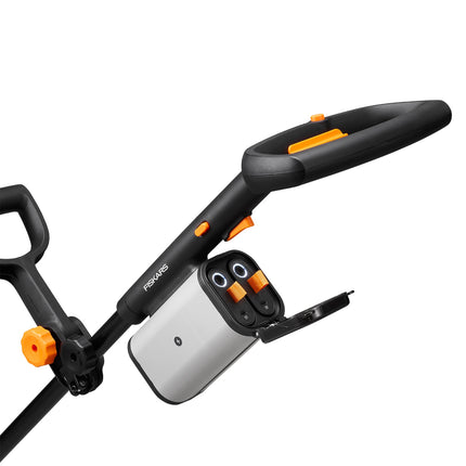 Fiskars elektrinis sniego kastuvas, 30 cm, su 2 x 12 V baterijomis, bešepetis