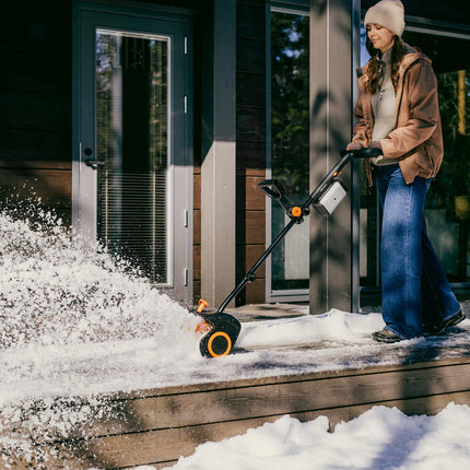 Fiskars elektrinis sniego kastuvas, 30 cm, su 2 x 12 V baterijomis, bešepetis