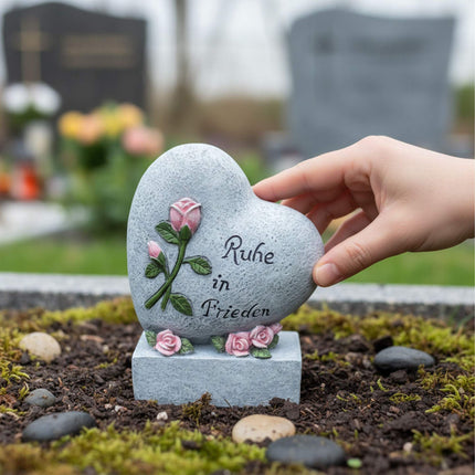 Širdies formos kapo papuošalas su užrašu „Ruhe in Frieden“