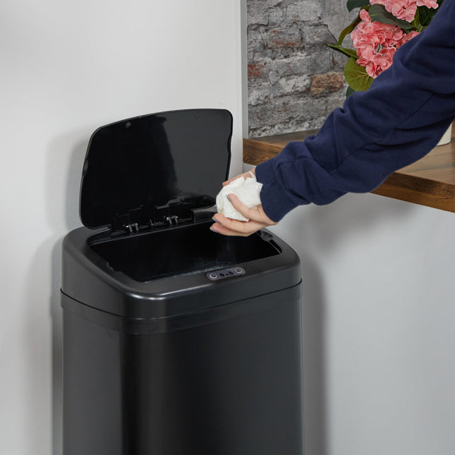 Didelė juoda plieninė virtuvės šiukšliadėžė su jutikliu