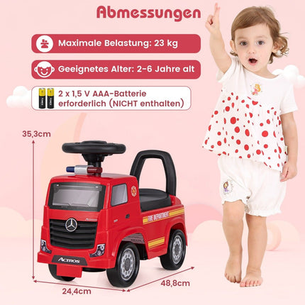 „Mercedes Benz“ vairuojamas automobilis, stumiamas automobilis su daiktadėže, gaisrinė mašina su raudona įspėjamąja lempute