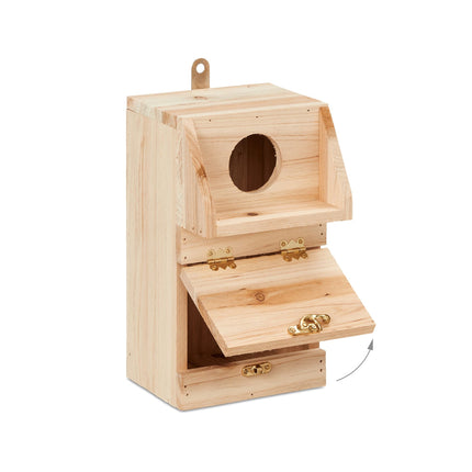 Nest box with cleaning hatch