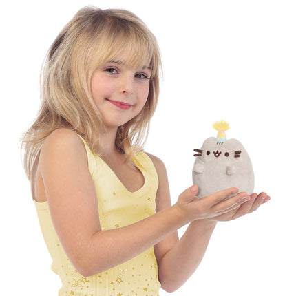 Pusheen minkštas žaislas sėdintis Pusheen su vakarėlio kepure, 10 cm