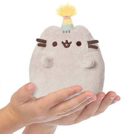 Pusheen minkštas žaislas sėdintis Pusheen su vakarėlio kepure, 10 cm