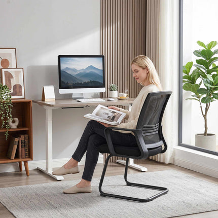2 ergonomiškų juodų konferencijų kėdžių su rogutėmis komplektas