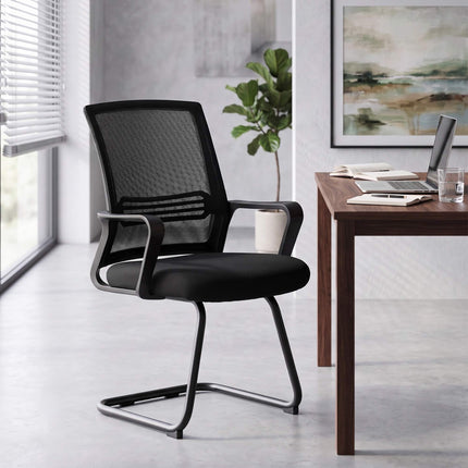 2 ergonomiškų juodų konferencijų kėdžių su rogutėmis komplektas
