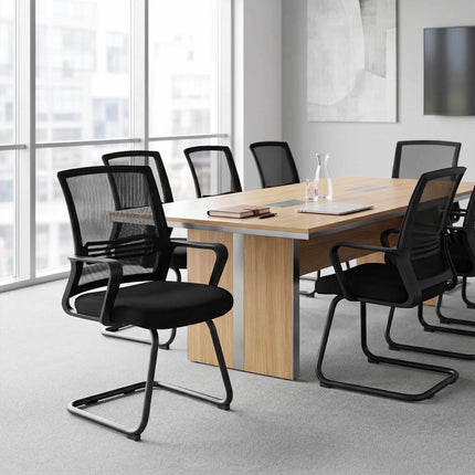 2 ergonomiškų juodų konferencijų kėdžių su rogutėmis komplektas