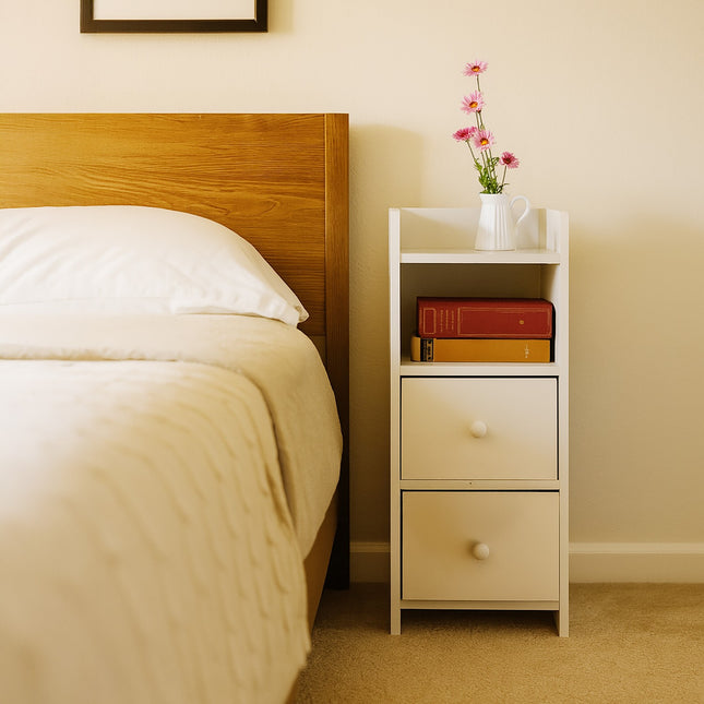 Baltas siauras naktinis staliukas su 2 stalčiais