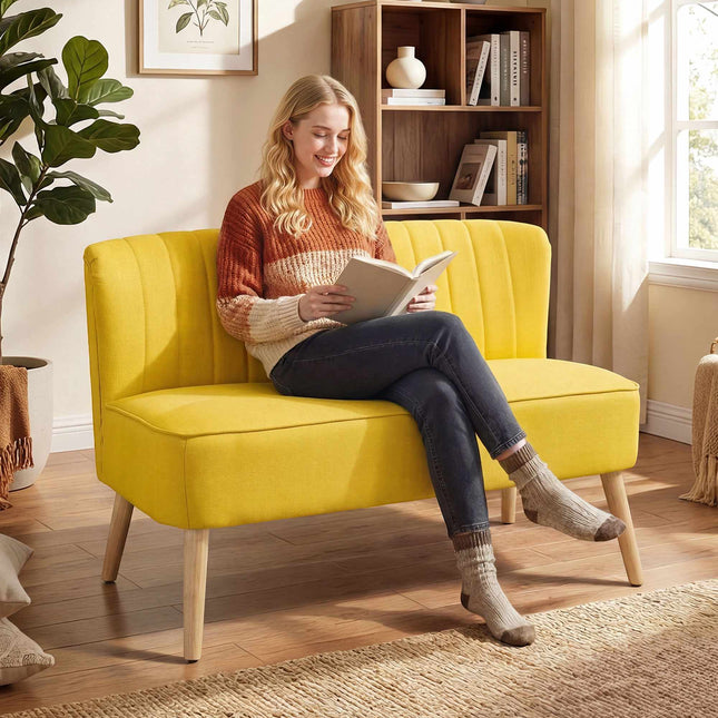 Geltona dvivietė sofa, putplastis ir linas, kompaktiškas dizainas